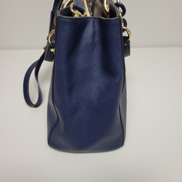 Michael Kors Cynthia Saffiano Leather Satchel. - Picture 6 of 16